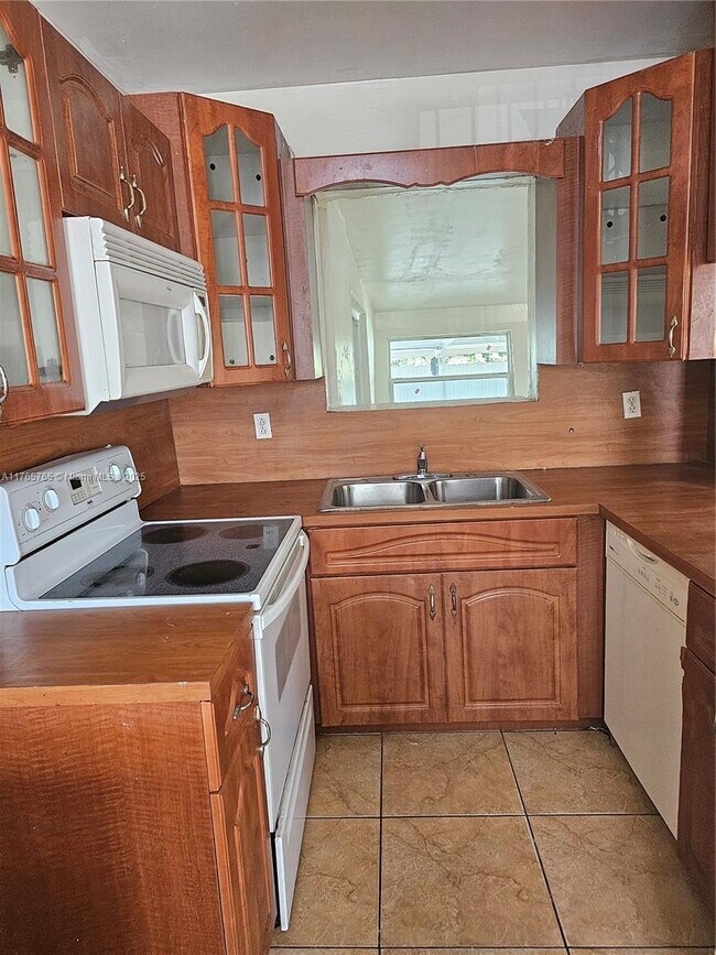 Building Photo - 331 NW 195th Terrace