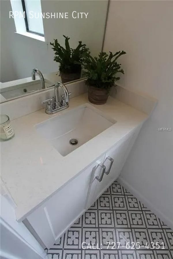 Building Photo - 1301 E Cayuga St