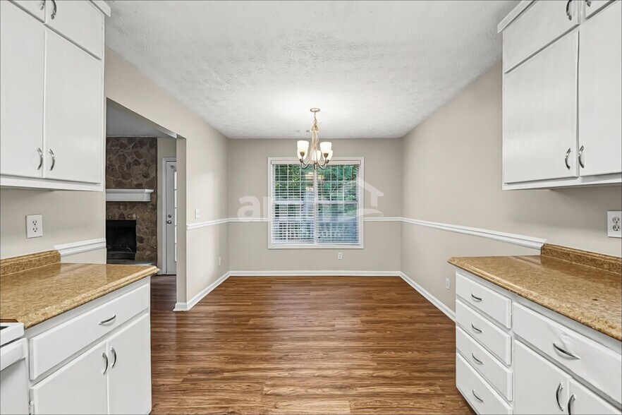 Building Photo - 1500 Chalet Cir