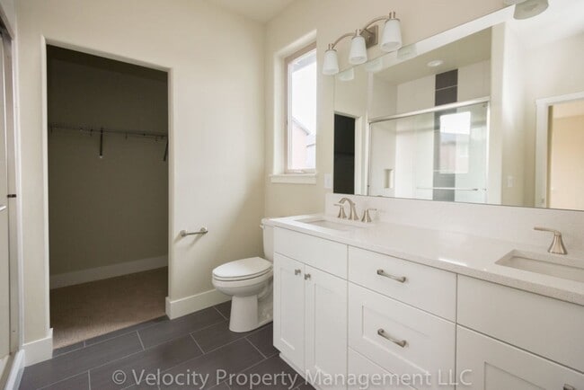 Building Photo - Townhome with Primary Bedroom on the Main ...
