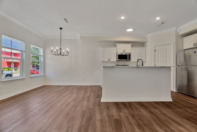 Building Photo - 4 Bed 3 Bath Townhome located close to University!
