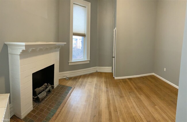 Building Photo - 3 br, 1 bath Triplex - 624 Jefferson Avenue 3