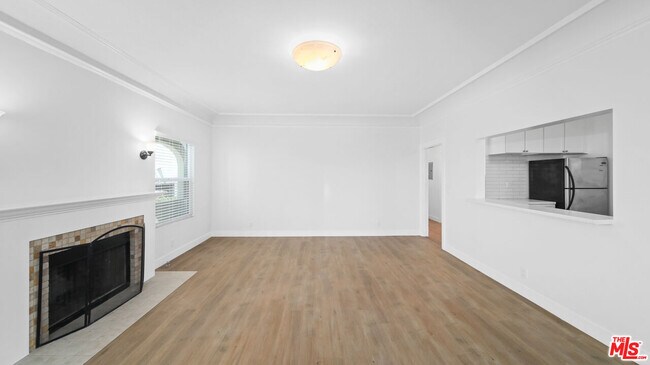 Building Photo - 850 Serrano Pl