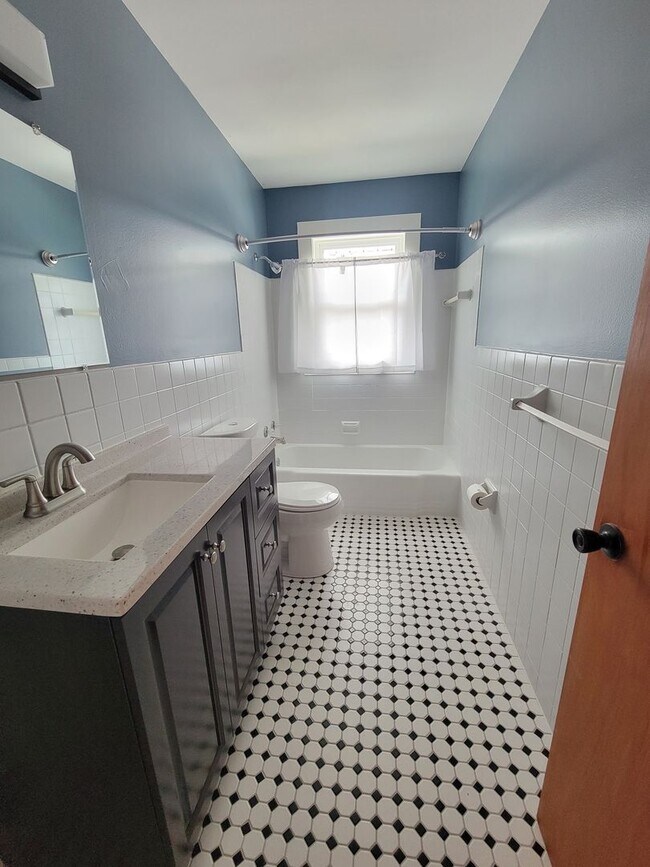 Building Photo - Renovated Upper Level Duplex - Armatage Neighborhood