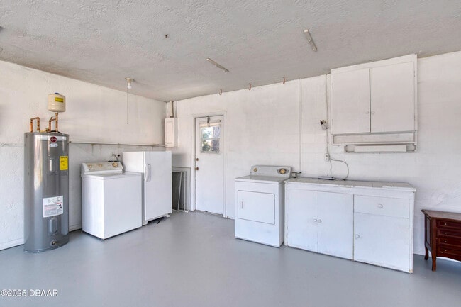 Building Photo - 3041 N Oleander Ave