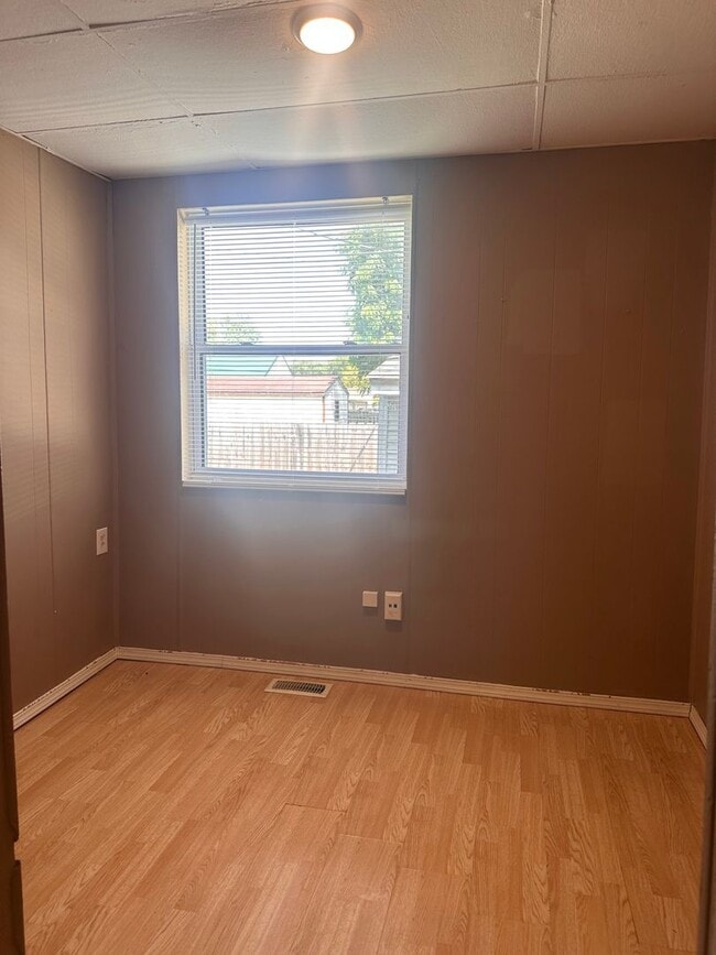 Building Photo - 3 bedroom, 1 bathroom Triplex: Martinsville