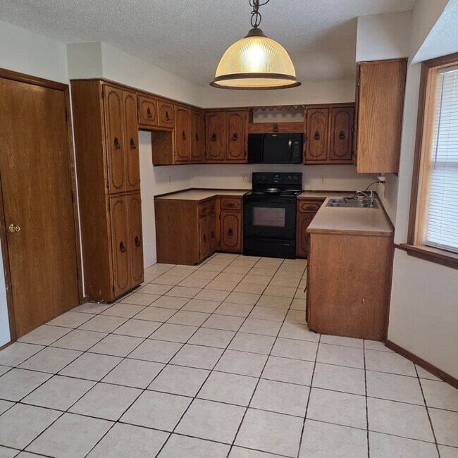 Building Photo - 3 bedroom home in quiet SW Springfield neighborhood.