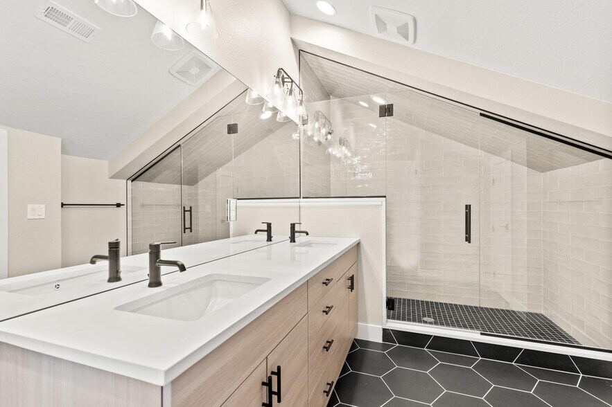 Building Photo - Gorgeously designed LoHi home by Potter Hi...