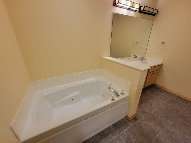 Building Photo - Lovely 2 Bed / 2 Bath TH w/ Heated Underground Parking in Plymouth!