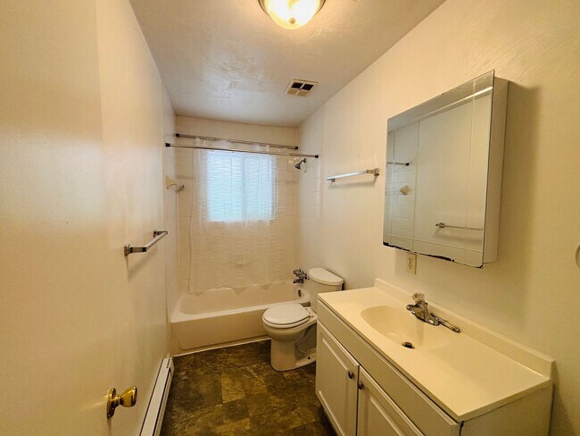 Building Photo - 2 Bedroom, 1 Bath Apartment