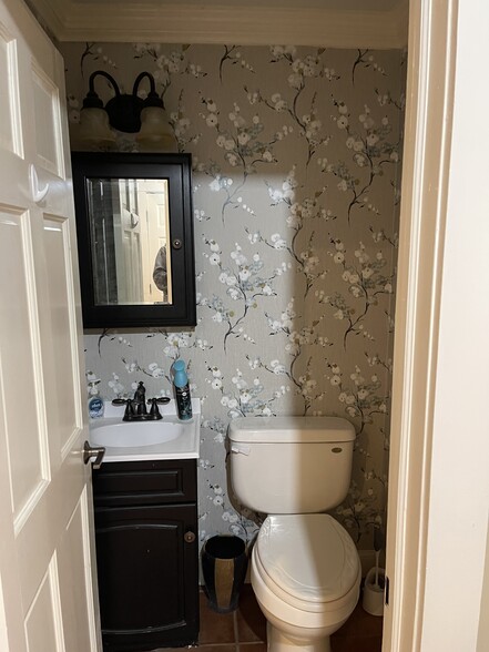 Building Photo - 378 W Main St