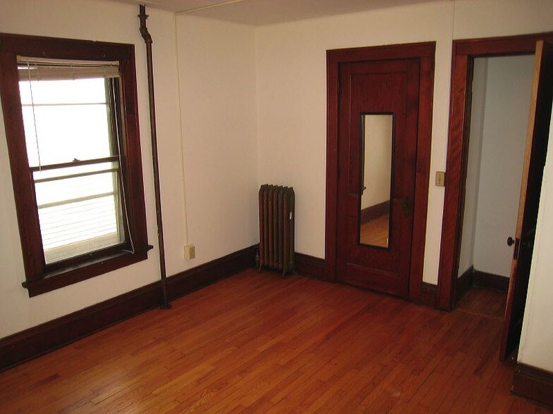 bed room - 945 Spaight St