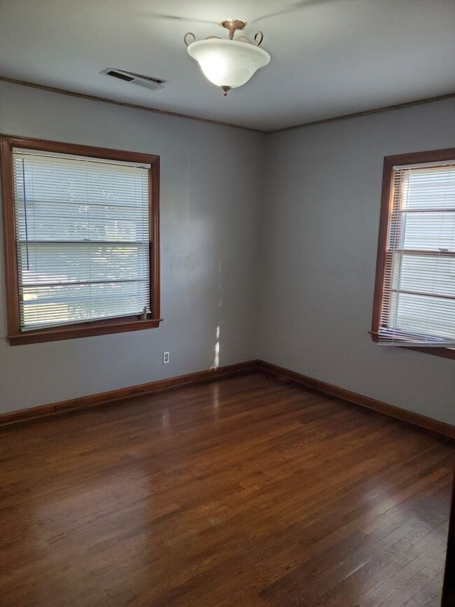 Building Photo - Nice 2 bedroom very near College Hill park