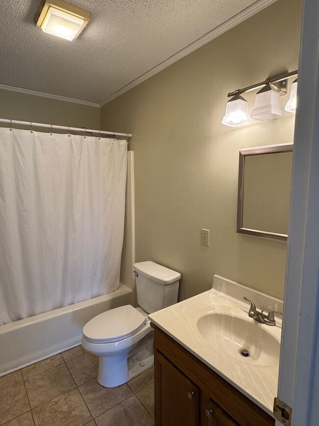 Building Photo - One level condo in Hunter Hills