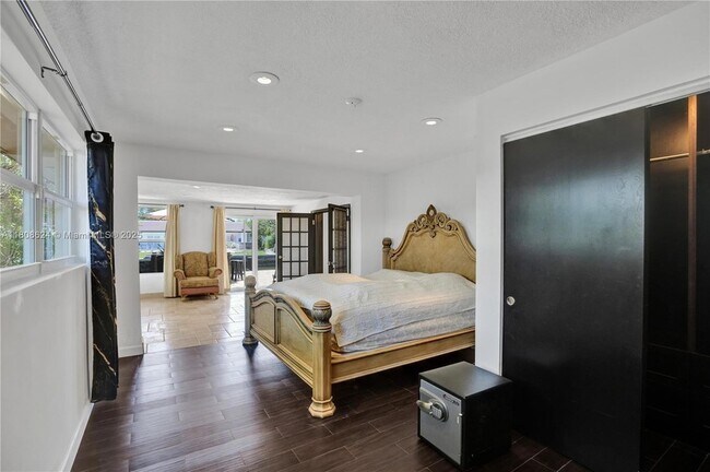 Building Photo - 3100 NE 56th Ct