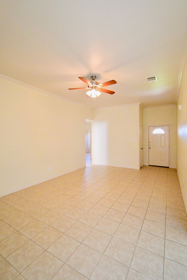 Building Photo - Lovely 3 bedroom 2 bathroom 2 car garage h...