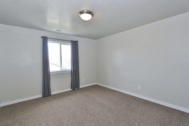 Building Photo - Spacious Home in Quiet Neighborhood