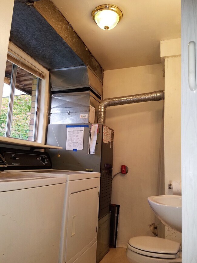 Building Photo - Classic Mid-Century Modern Rambler In Port...