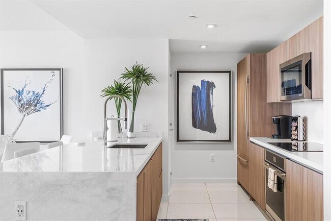 Building Photo - 401 N Birch Rd