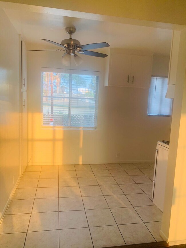 Building Photo - Cheerful and Spacious 1 bd/1bth Upstairs Unit