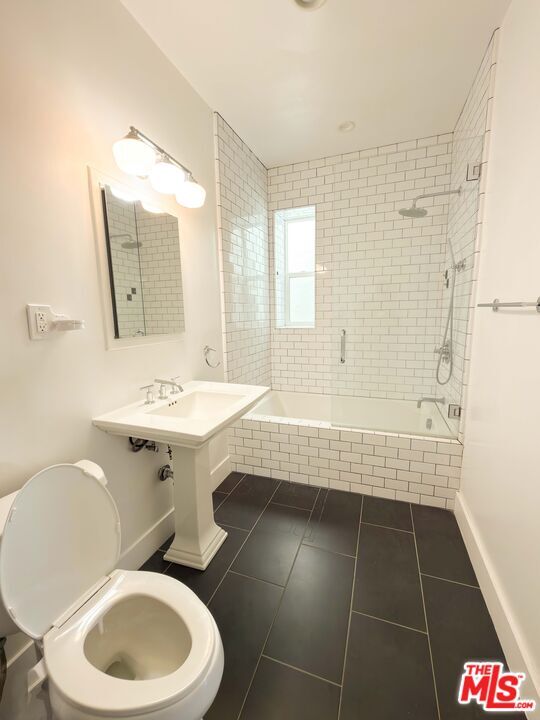 Building Photo - 466 1/2 N Gardner St