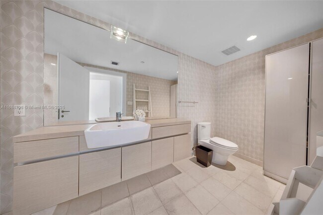 Building Photo - 200 Biscayne Blvd Way