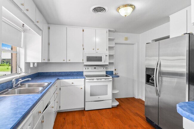 Building Photo - 2107 Brookview Dr