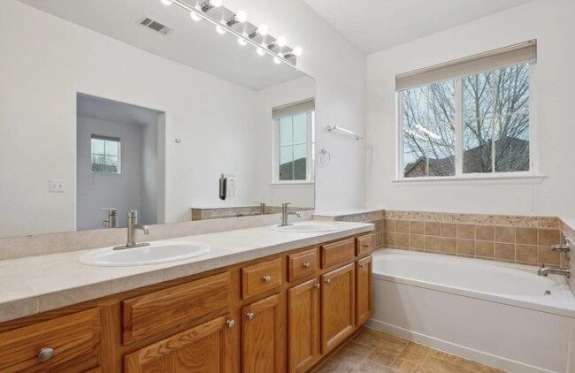 Building Photo - Modern Comfort & Convenience in Westminste...