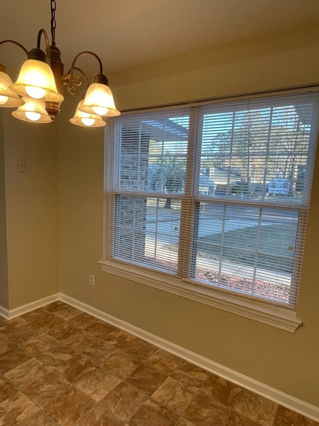 Building Photo - 2817 Ridgecrest Dr