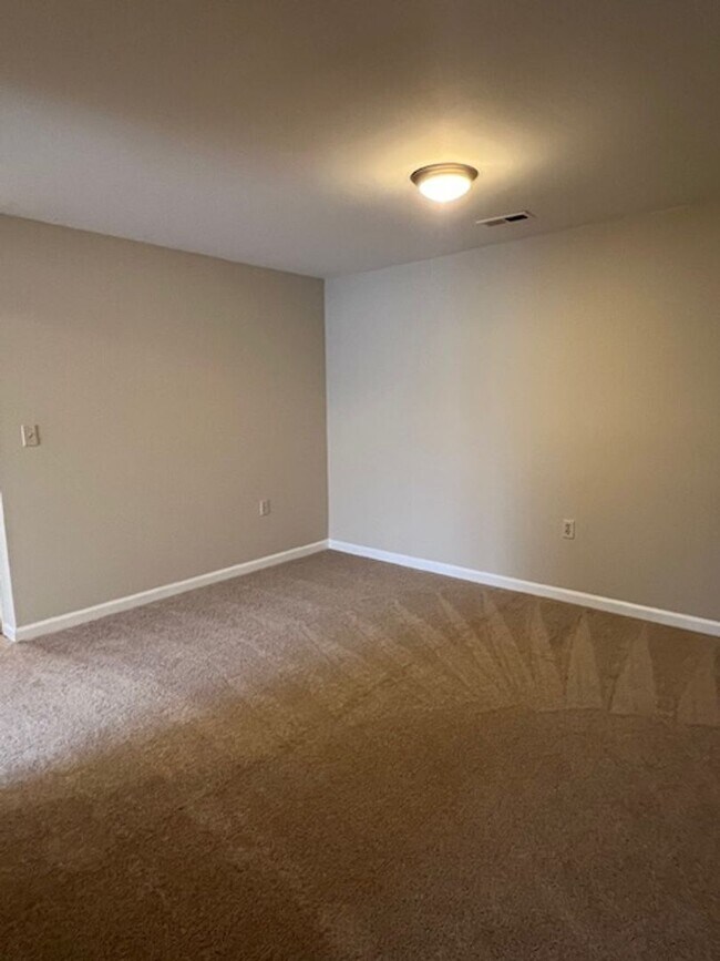 Building Photo - TOP LEVEL 2 BEDROOM 2 BATH CONDO IN FARMINGDALE ESTATES