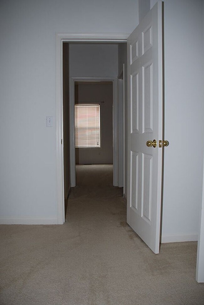 Building Photo - 3 bedroom/2 bath Home GREAT location!!! Available 9/1/2026!!