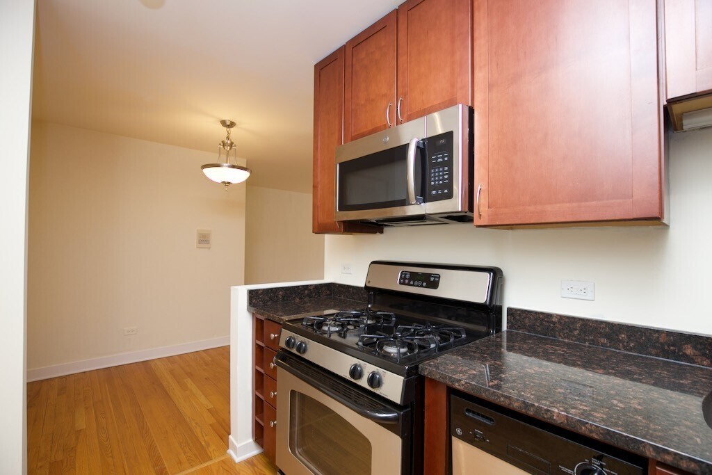 Building Photo - 630 W Wrightwood Ave
