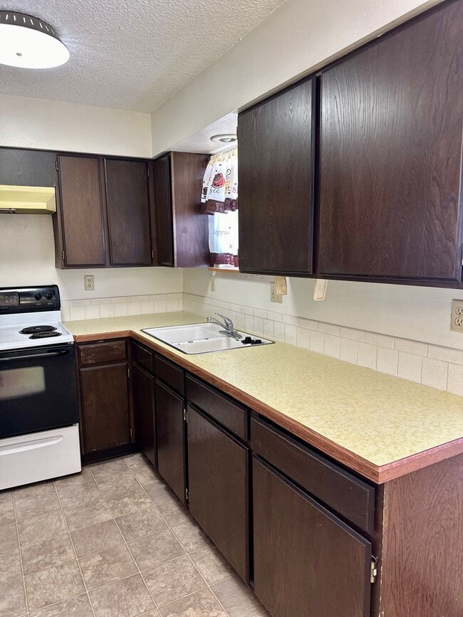 Building Photo - Hard to find 2 bdrm, 1.5 bath unit with water, sewer, and garbage.  Onsite laundry and A/C!