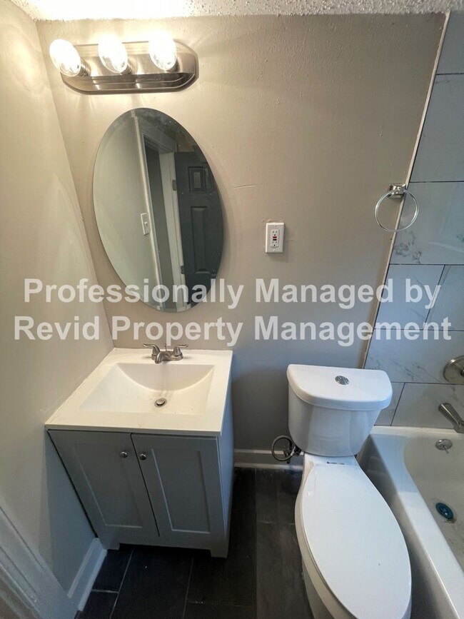 Building Photo - 1137 Catalina St