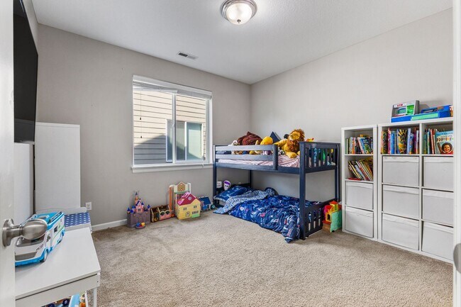 Building Photo - 5-bed, 3-bath Home in Scenic West Salem