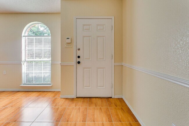 Building Photo - Excellent 3 Bedroom 2 Bath with many featu...