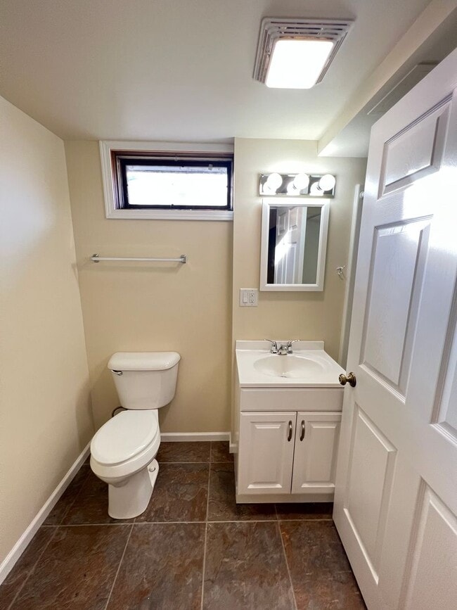 Building Photo - AVAILABLE JUNE 2025! HUGE 5 Bedroom, 2 Bath Home by UMD!