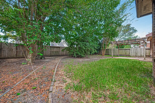 Building Photo - 18515 Autumn Park Dr