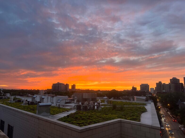 Sunset west view - 2042 N Clark St