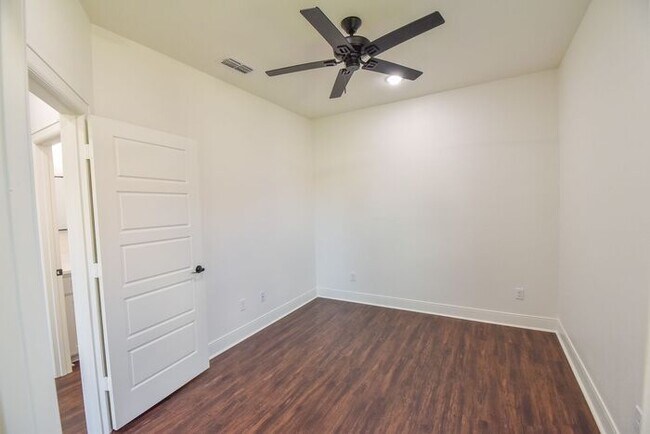 Building Photo - Tour Today! Stunning 4 Bedroom 2 Bath in W...