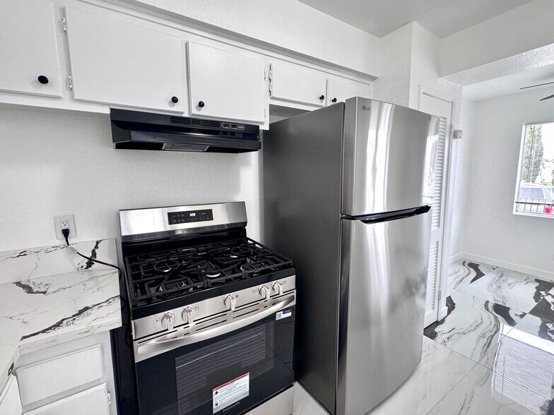 Building Photo - 1630 W 104th St