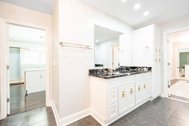 Building Photo - 607 3rd St Ext