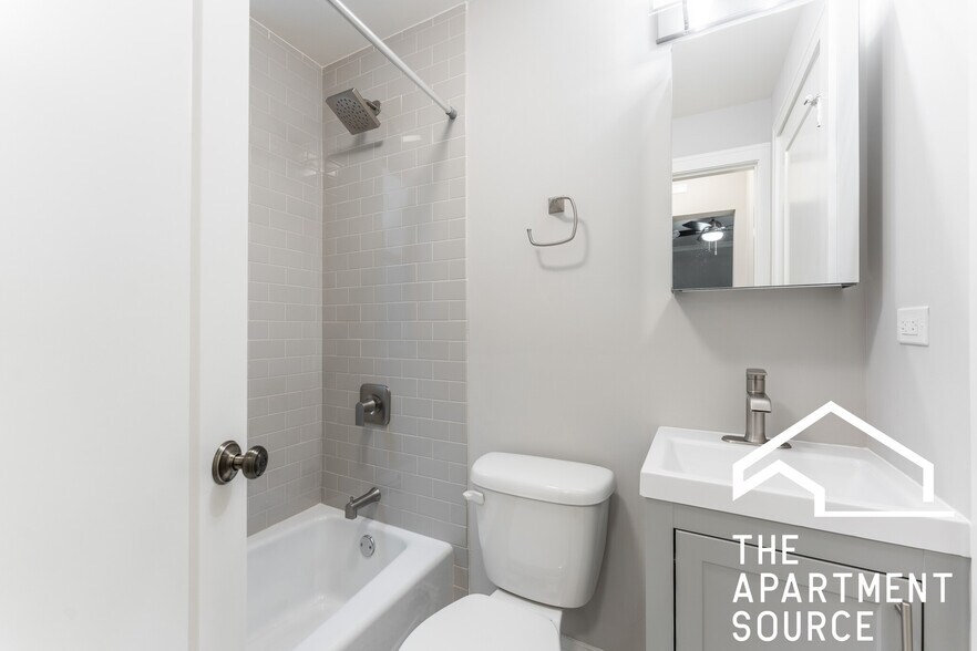 Building Photo - 639 W Wrightwood Ave