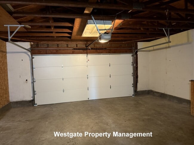 Building Photo - 864 Crinella Dr