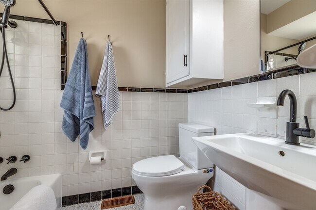 Building Photo - 401 Daisy Dr