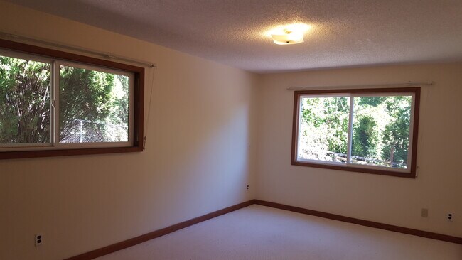 Building Photo - Raleigh Hills Beauty! XL Yard & Attached Garage! Dogs OK!