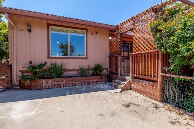 Building Photo - 1446 Skyview Dr