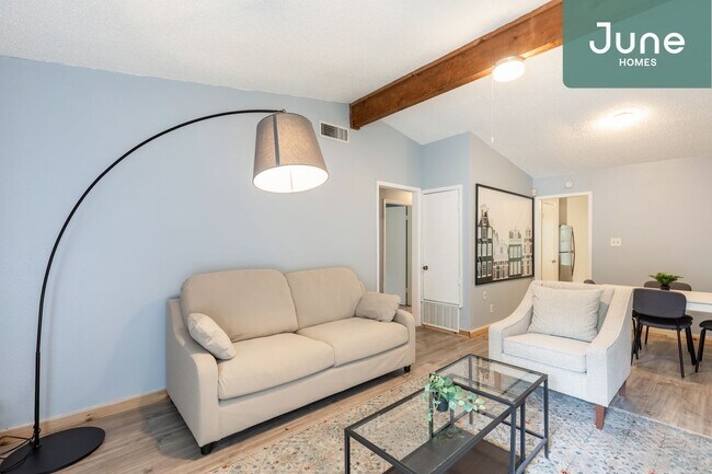 Building Photo - Queen room in 3-bed/1.5-bath Home
