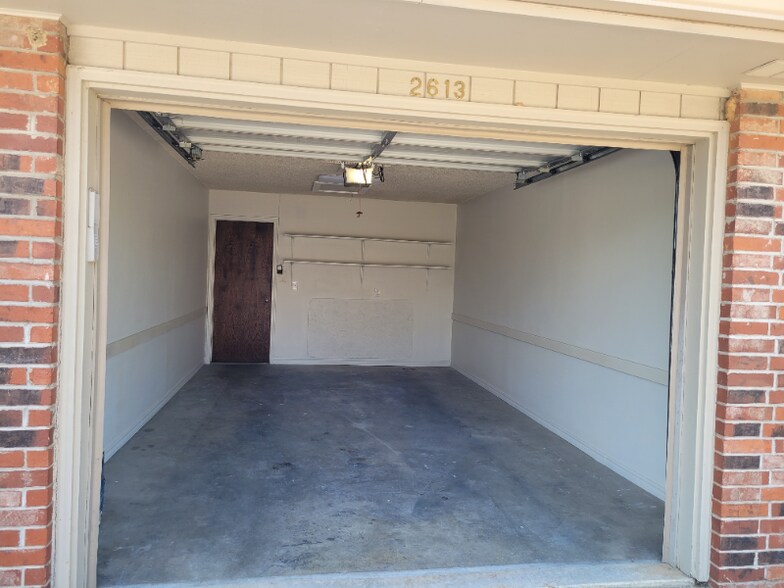 Building Photo - 2613 W Oak St