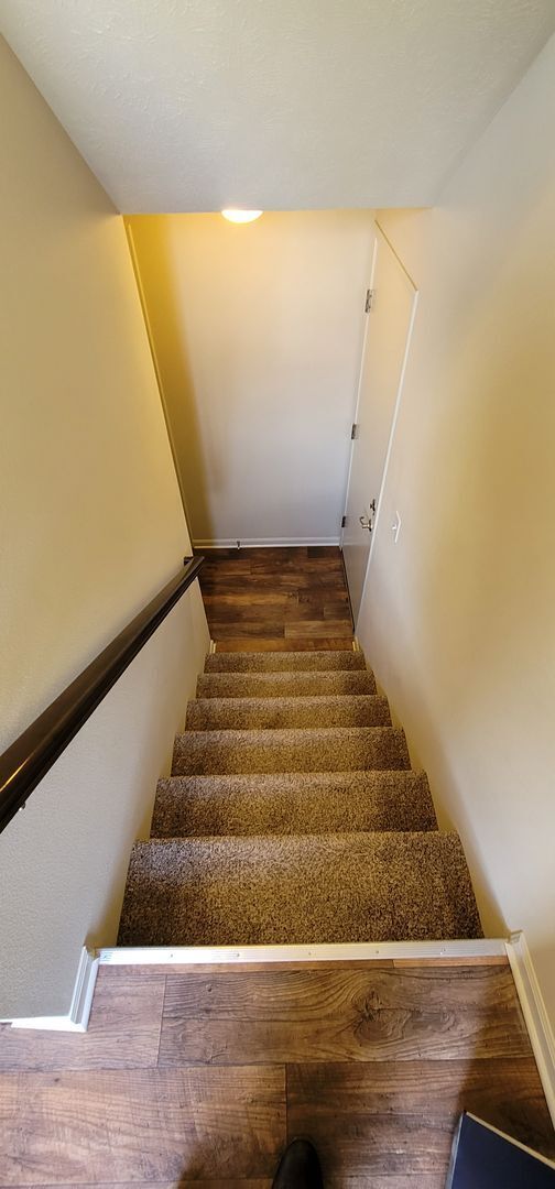 Building Photo - Location, Charm and Comfort!